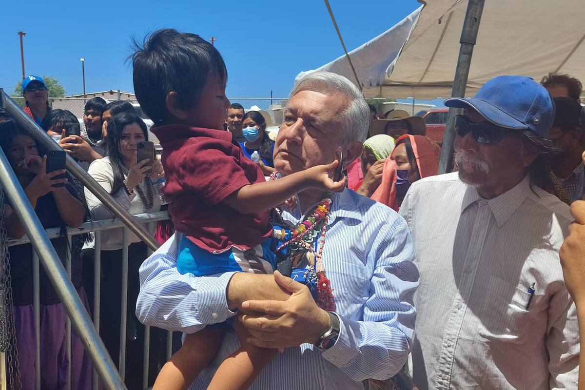 AMLO es criticado en redes sociales por foto besando a un niño