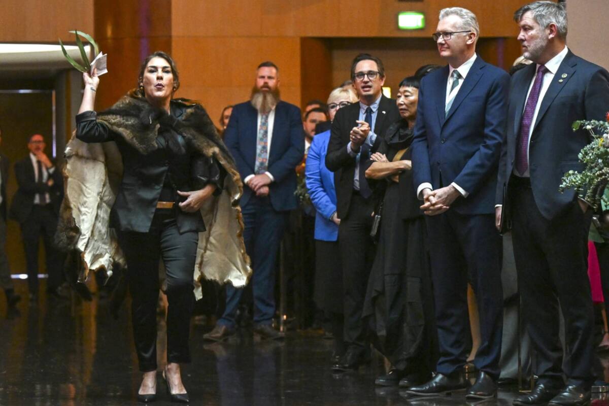 "¡No eres mi rey!" Senadora nativa grita al Rey Carlos III en visita a Australia