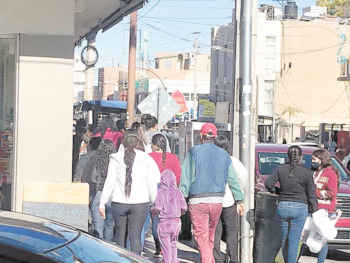 Gran cantidad de personas se puede apreciar en calles de Nogales en los últimos días.