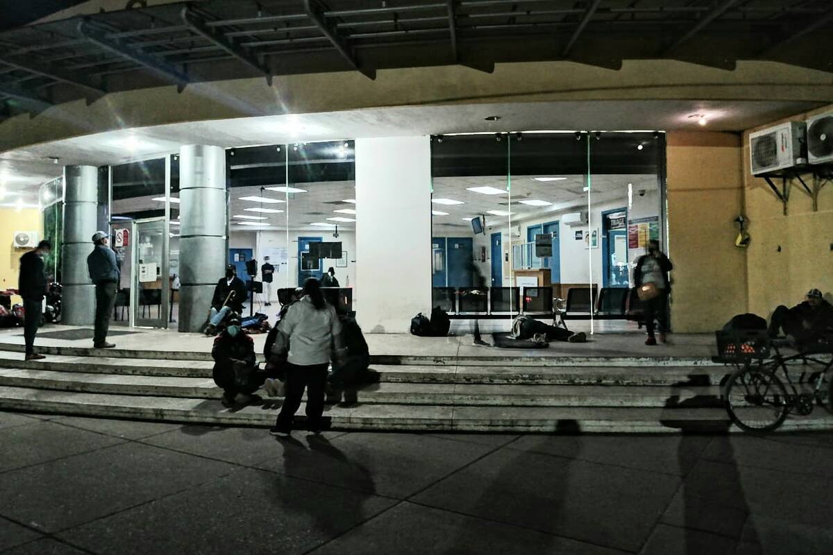 “Viven” afuera de hospitales a la espera de sus familiares