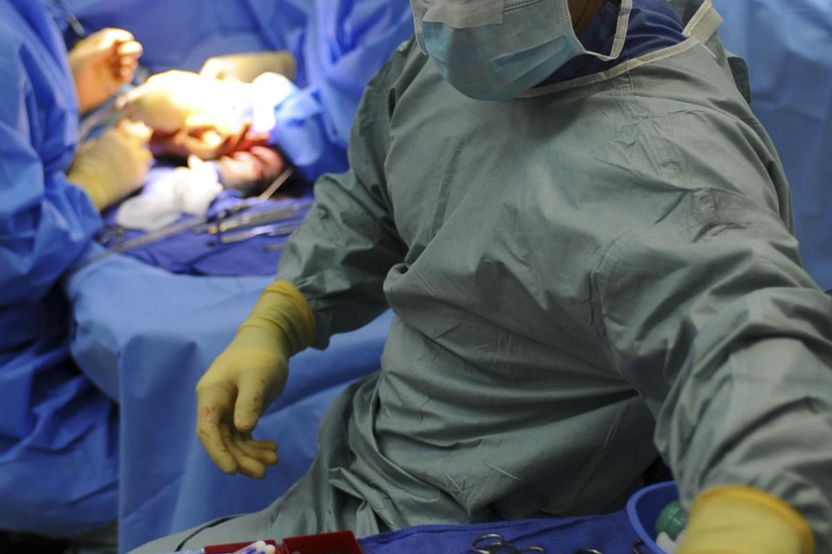 Con corazones humanos detienen a médicos en Cuba