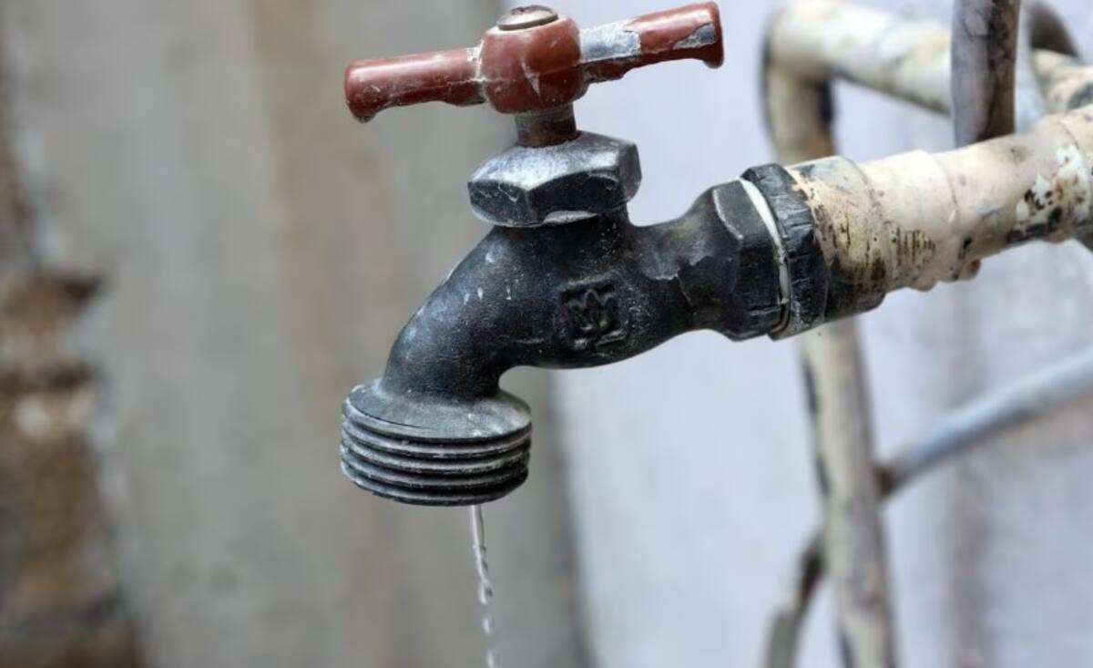 Están buscando soluciones alternativas para obtener agua, como comprar garrafones o utilizar pipas proporcionadas por las autoridades locales. FOTO: Archivo GH