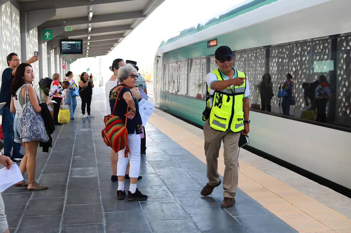 Un funcionario da instrucciones a los pasajeros abordan el Tren Maya en la estación Valladolid, el 14 de enero de 2024 en el estado de Yucatán (México). EFE/Lourdes Cruz