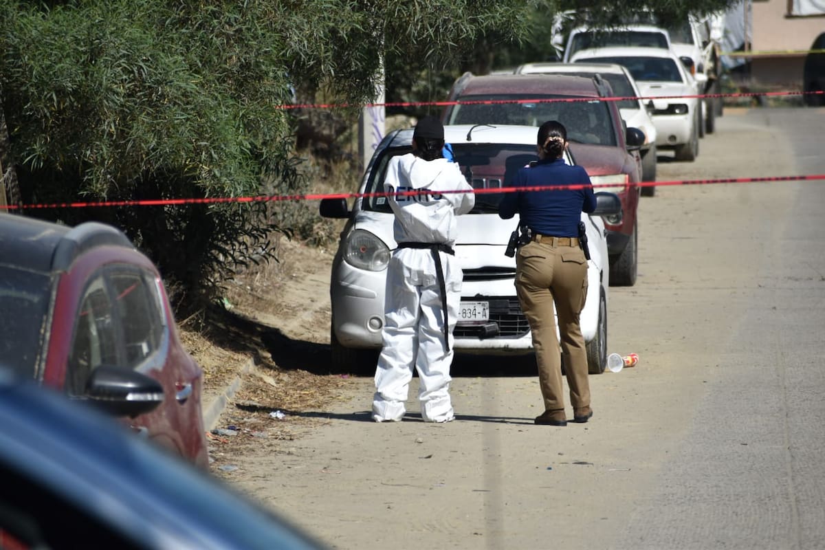 Localizan cuerpo envuelto en sábanas dentro de automóvil