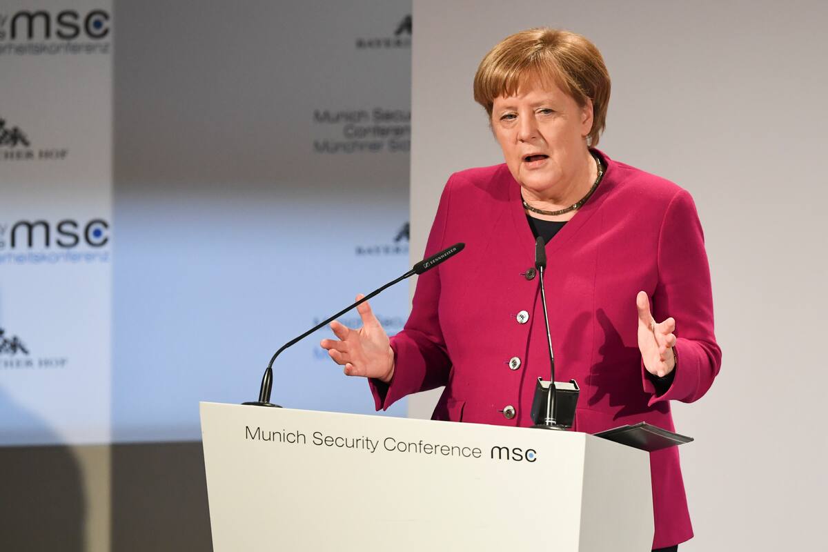 No asumo que EU todavía aspira a ser un líder mundial, advierte Merkel