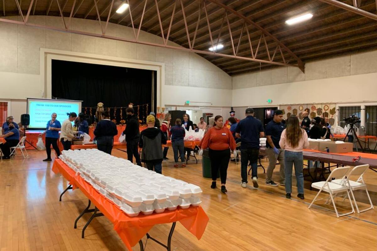 Familias de bajos recursos y personas de la tercera edad reciben cena de Acción de Gracias