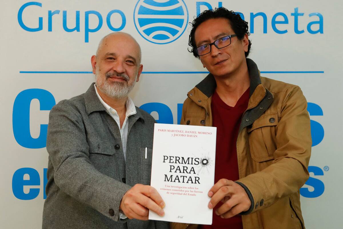 Fotografía del 12 de agosto de 2024 de los escritores mexicanos, Daniel Moreno (i) y Paris Martínez posando durante una entrevista con EFE, en la Ciudad de México. | Crédito: EFE