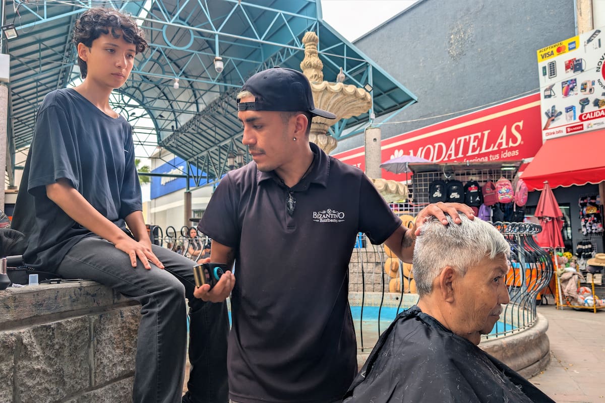 Barbero ofrece cortes gratis en el Mercado Municipal de Hermosillo y enseña el oficio a su novia 12 años después de aprender ahí