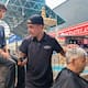 Barbero ofrece cortes gratis en el Mercado Municipal de HMO