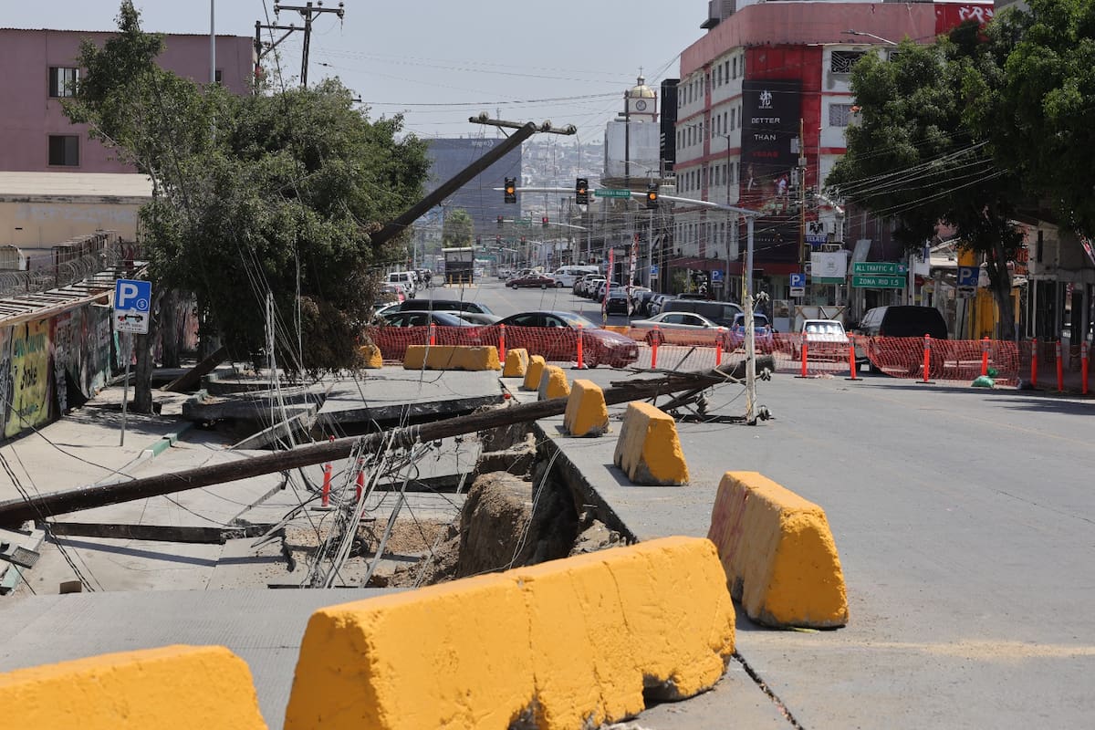 Reabren parcialmente la calle 10 tras socavón en la avenida Revolución