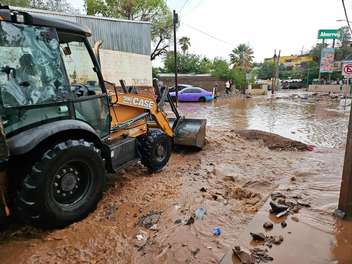 Protección Civil y autoridades municipales se movilizaron para limpiar y habilitar el nosocomio antes de la medianoche. Foto: Cortesía