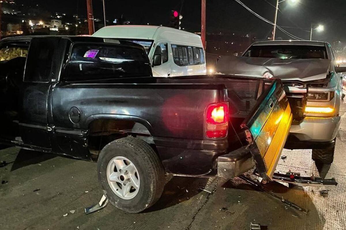 Por no respetar semáforo conductor provoca carambola en Tijuana