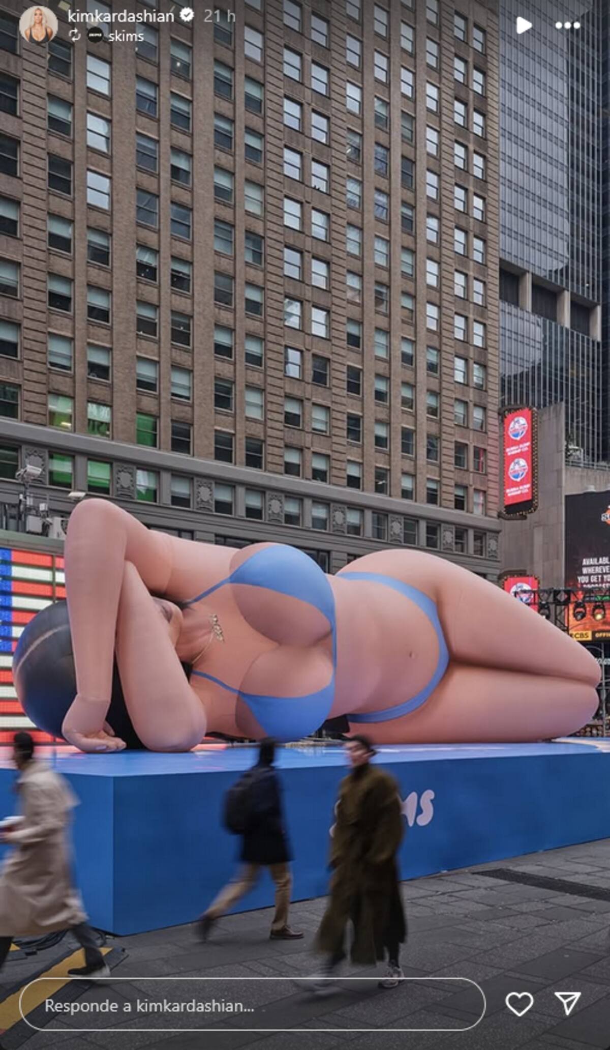 El inflable de Kim Kardashian captó la atención de los transeúntes.