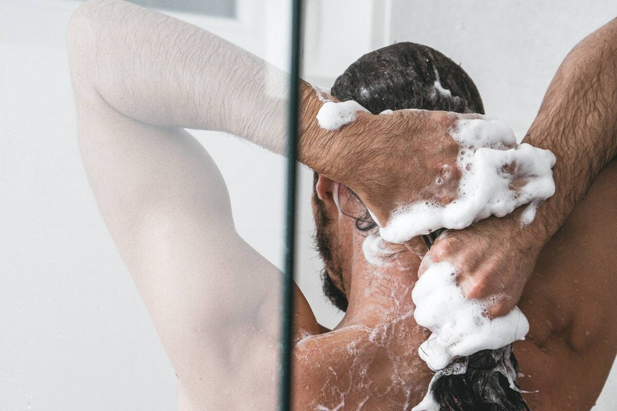 Qué significa bañarse por la noche, según la psicología