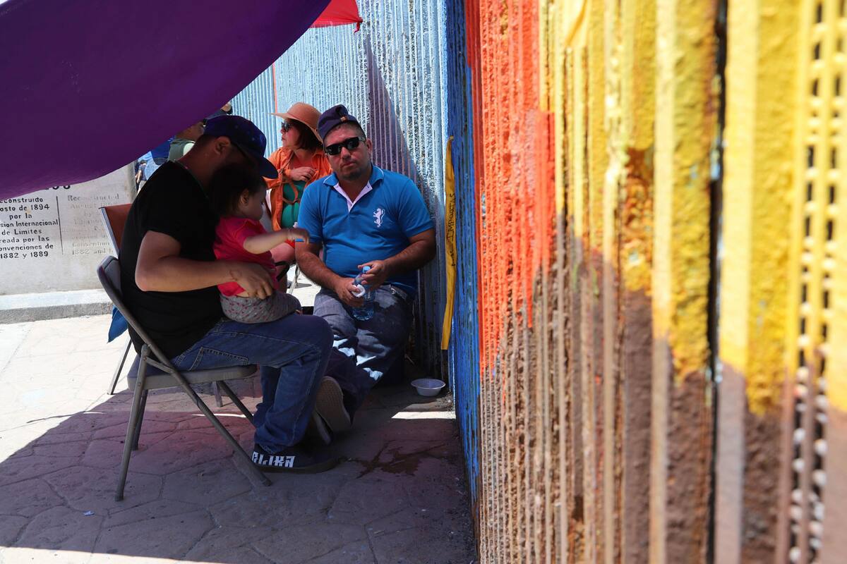 Después de 19 años viven reencuentro... pero a través del muro