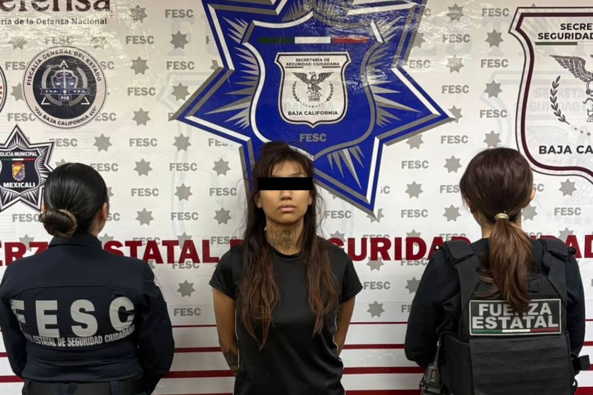 Intentó ocultarse bajo un auto; era buscada por abuso contra menor en Mexicali