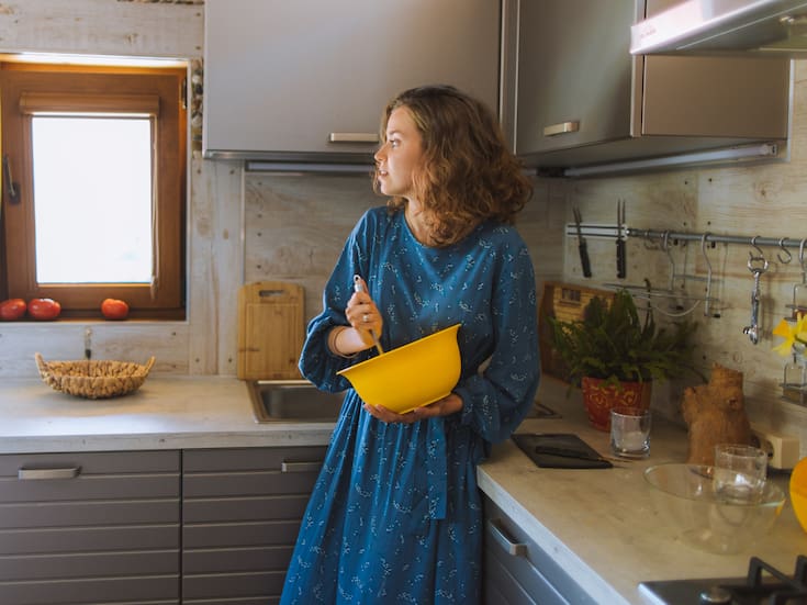 No querer visitas en casa: lo que dice la psicología sobre esta elección