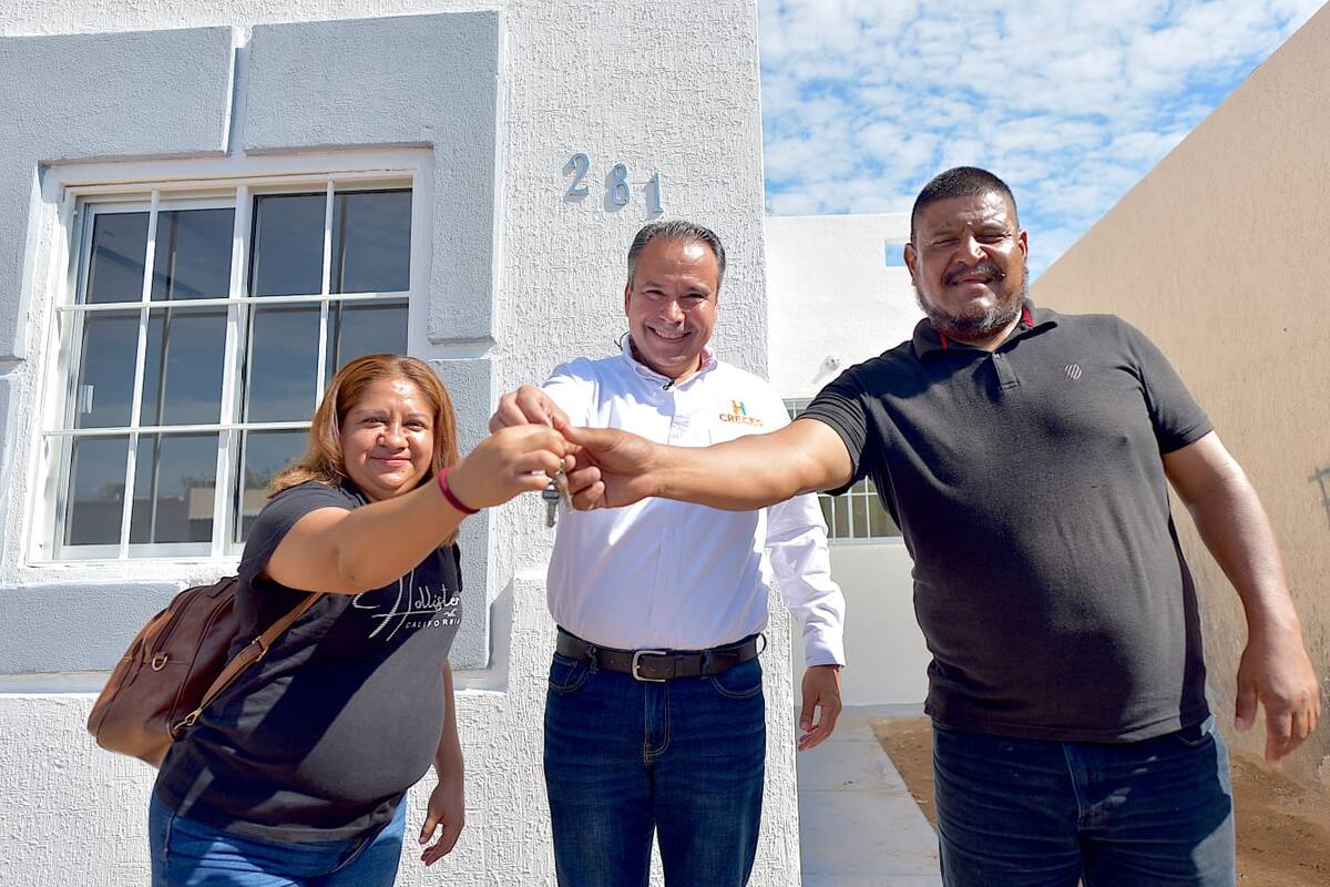 Entrega Astiazarán una casa rescatada a pareja con discapacidad auditiva