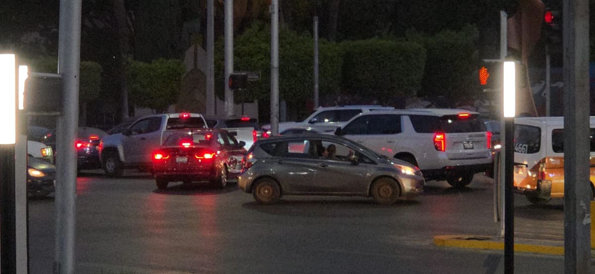 Largas filas de vehículos hacia la garita de San Ysidro provocan congestionamiento en Zona Río. Foto: Sergio Ortiz