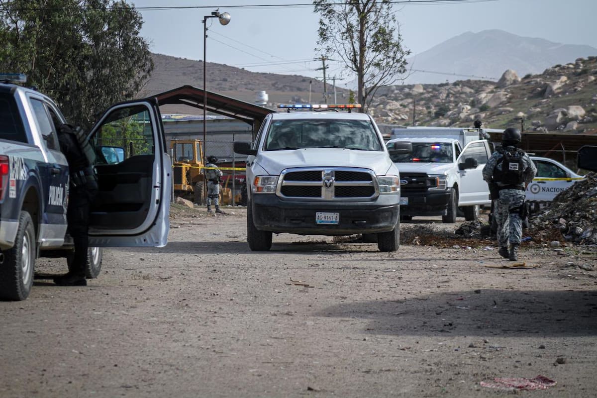Elementos de seguridad y personal de la Fiscalía acudieron a la colonia Ejido Rojo Gómez, en Tijuana, para resguardar la escena y realizar las diligencias tras el hallazgo de un hombre sin vida. Foto: Cortesía / Border Zoom