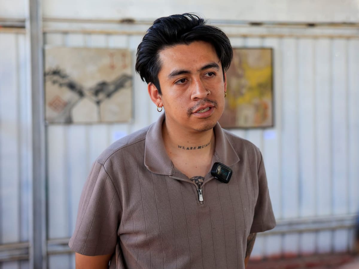 La programación también incluye exposiciones como la presencia del artista Carlos Ortega Velázquez, quien exhibe obras de creadores originarios de Tecate l Foto: Juan J . Morales