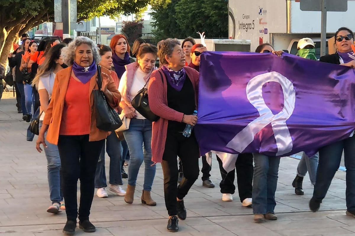 Marchan en contra de la violencia hacia la mujer en Cajeme