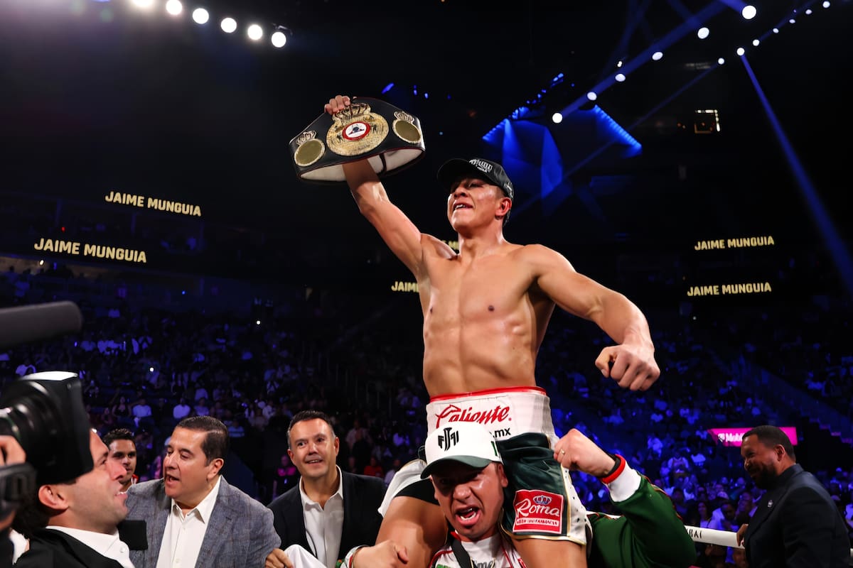 MUNGUÍA LO HIZO y vuelve a ser Campeón del Mundo Supermediano del AMB