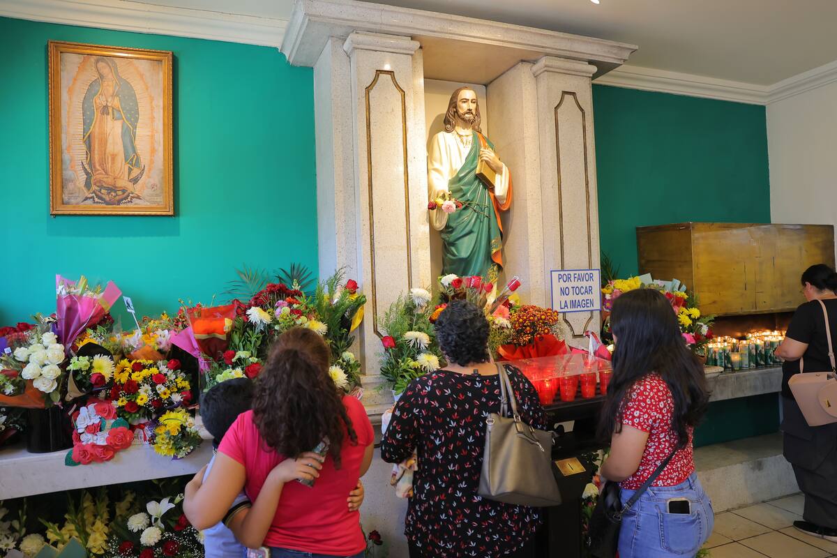 Feligreses devotos del santo de las casos difíciles continúan llegando al templo de San Judas Tadeo, en la colonia Amapolas, donde además hay venta de antojitos mexicanos y objetos relacionados con San Judas. FOTO: JULIÁN ORTEGA
