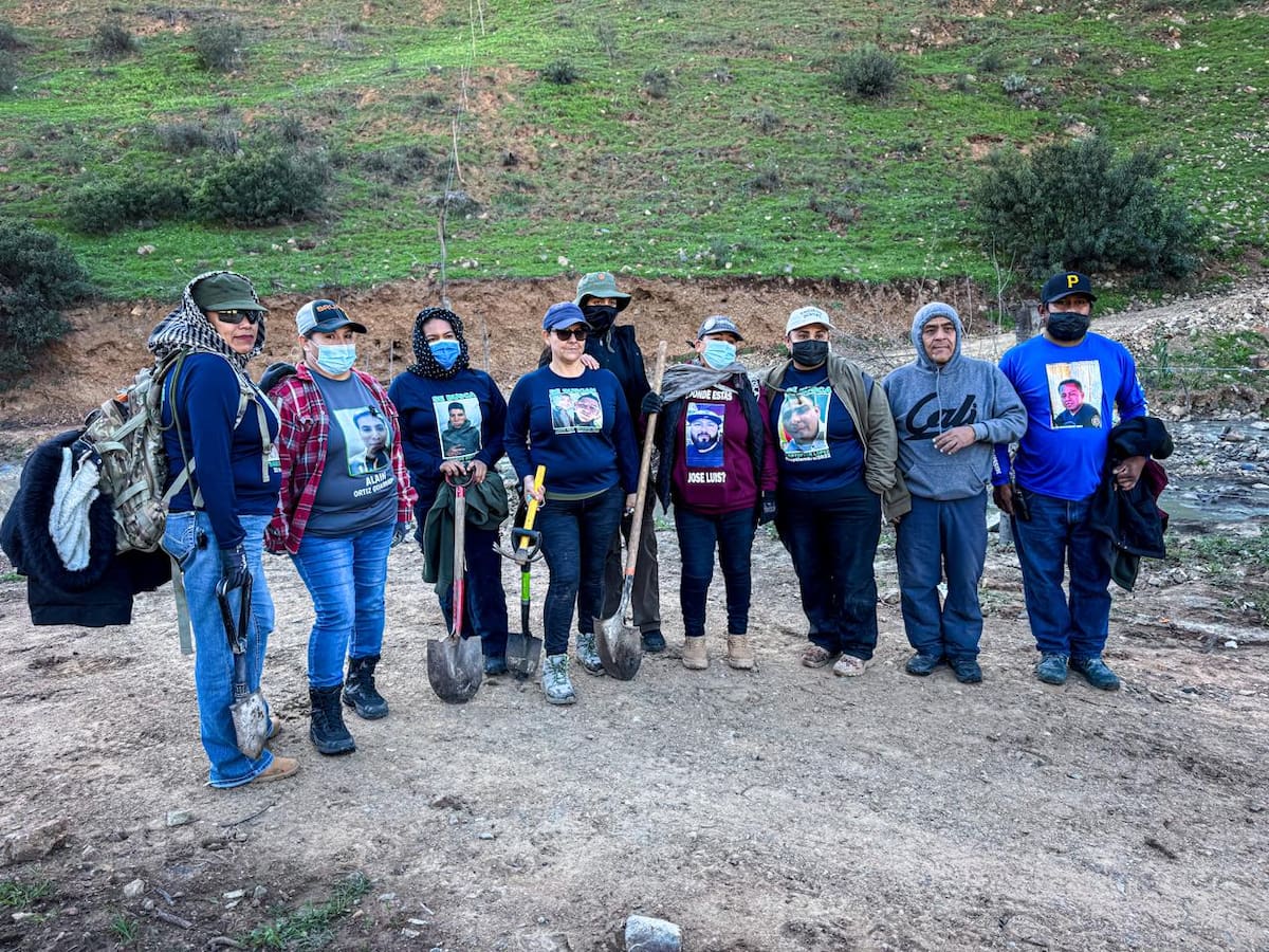 Los cuerpos enterrados de tres personas, preliminarmente masculinas, fueron localizados por un colectivo de búsqueda en una zona despoblada cercana a la entrada del Fraccionamiento Hacienda Las Delicias Primera Sección. Foto: Border Zoom