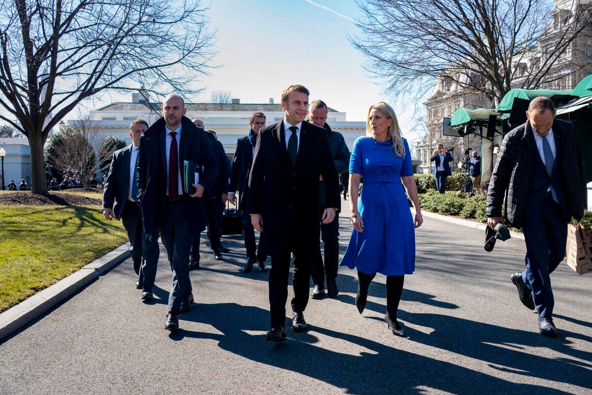 El presidente francés Emmanuel Macron (i) y la Jefa Interina de Protocolo del Departamento de Estado de EE.UU. Abigail Jones (d) se retiran tras una llamada de la cumbre de líderes del G7 con el presidente de EE.UU. Donald J. Trump en la Casa Blanca en Washington, DC, EE. UU., el 24 de febrero de 2025. (Francia) | Crédito: EFE/EPA/BONNIE CASH / POOL
