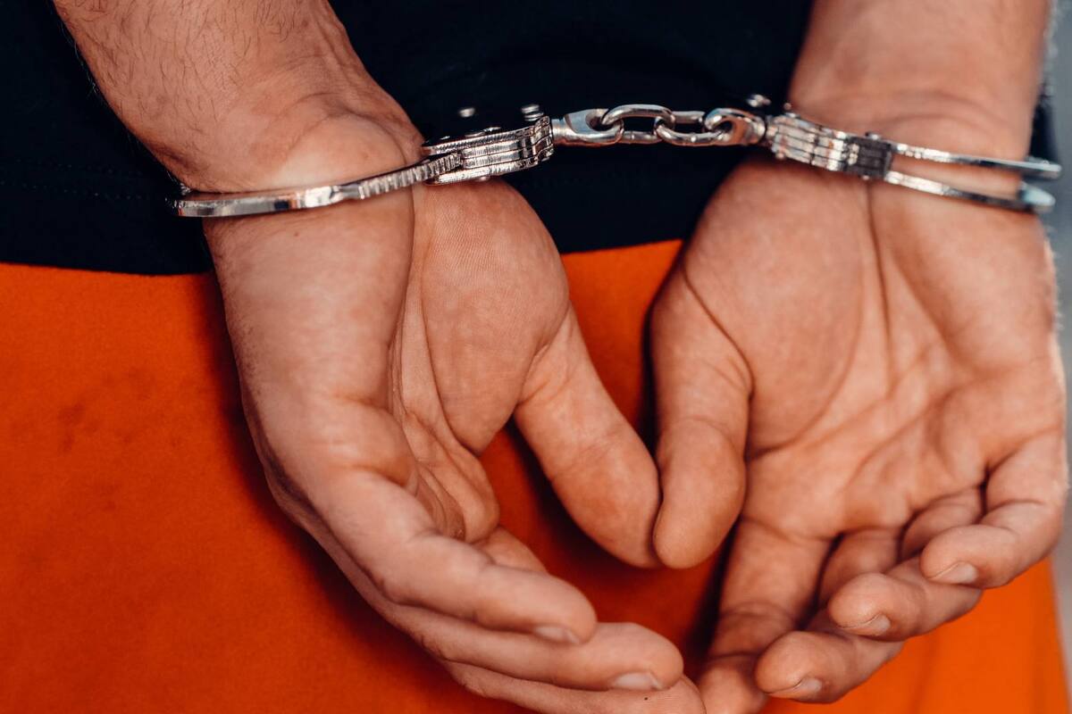 Detienen a joven violento que se negó a ir a trabajar y golpeó el carro de su madre con un bat en Hermosillo