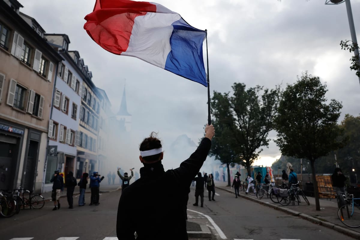 Protestan franceses en las calles. | AP