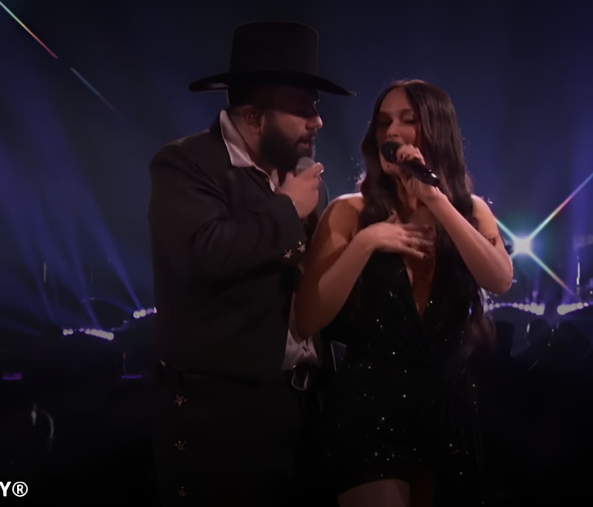 Carín León y Kacey Musgraves en los Latin Grammy 2025 | Captura HBO MAX
