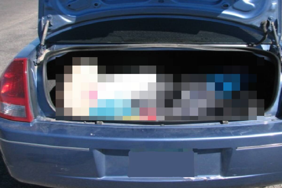 Hallan cadáver dentro de auto en agencia de Zapopan