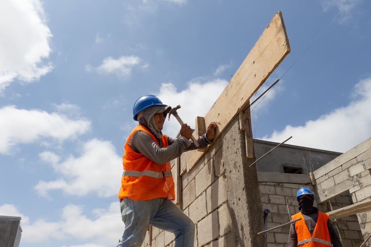 México presume desempleo de 2.4%, pero 4 de cada 10 personas trabajan en condiciones precarias, advierte académica de la UNAM