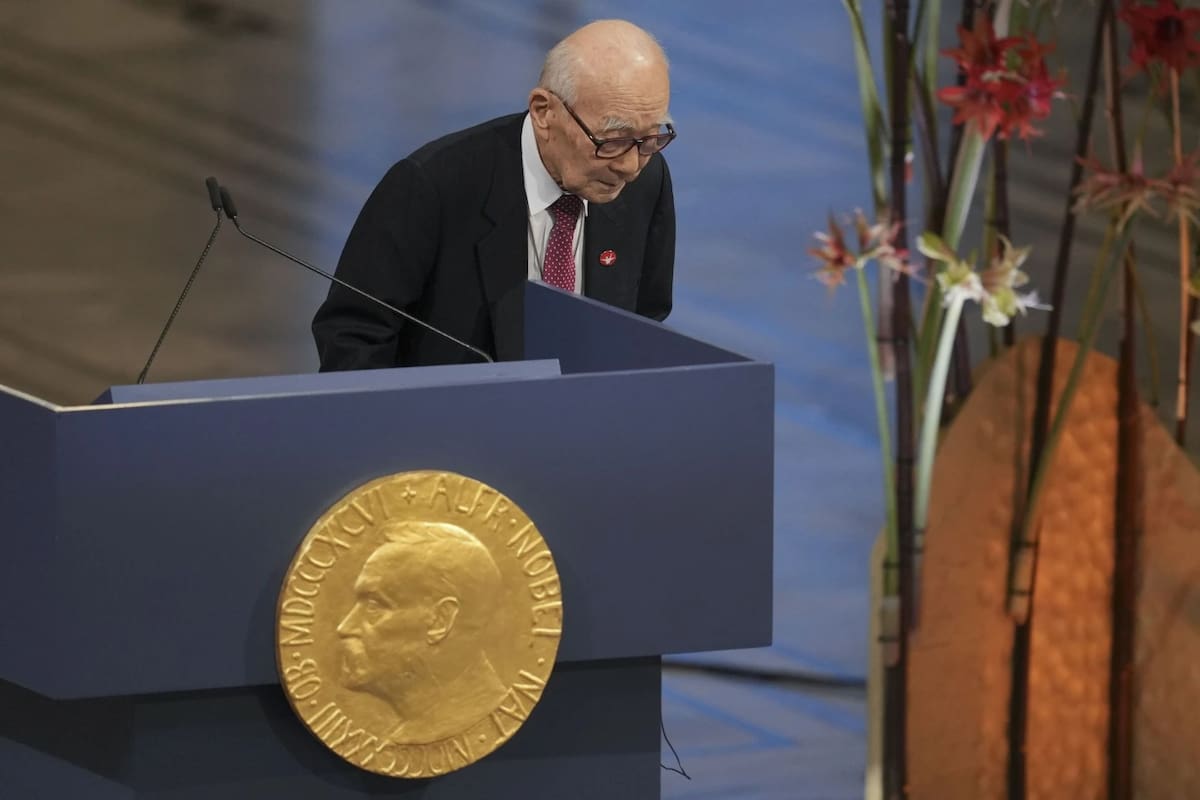 ARCHIVO. Terumi Tanaka, representante de Nihon Hidankyo (Confederación Japonesa de Organizaciones de Víctimas de las Bombas Atómicas y Nucleares), ganadora del Premio Nobel de la Paz del 2024, hace una reverencia tras hablar durante la ceremonia de entrega del Premio Nobel de la Paz en el Ayuntamiento de Oslo, Noruega, el martes 10 de diciembre de 2024. | Crédito: AP/Kin Cheung