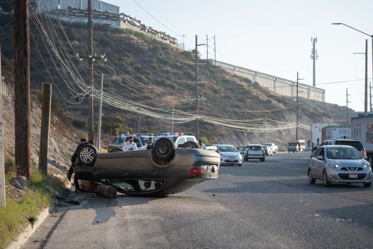 Conductor pierde el control y vuelca en la Calzada Cetys de Tijuana; sale ileso