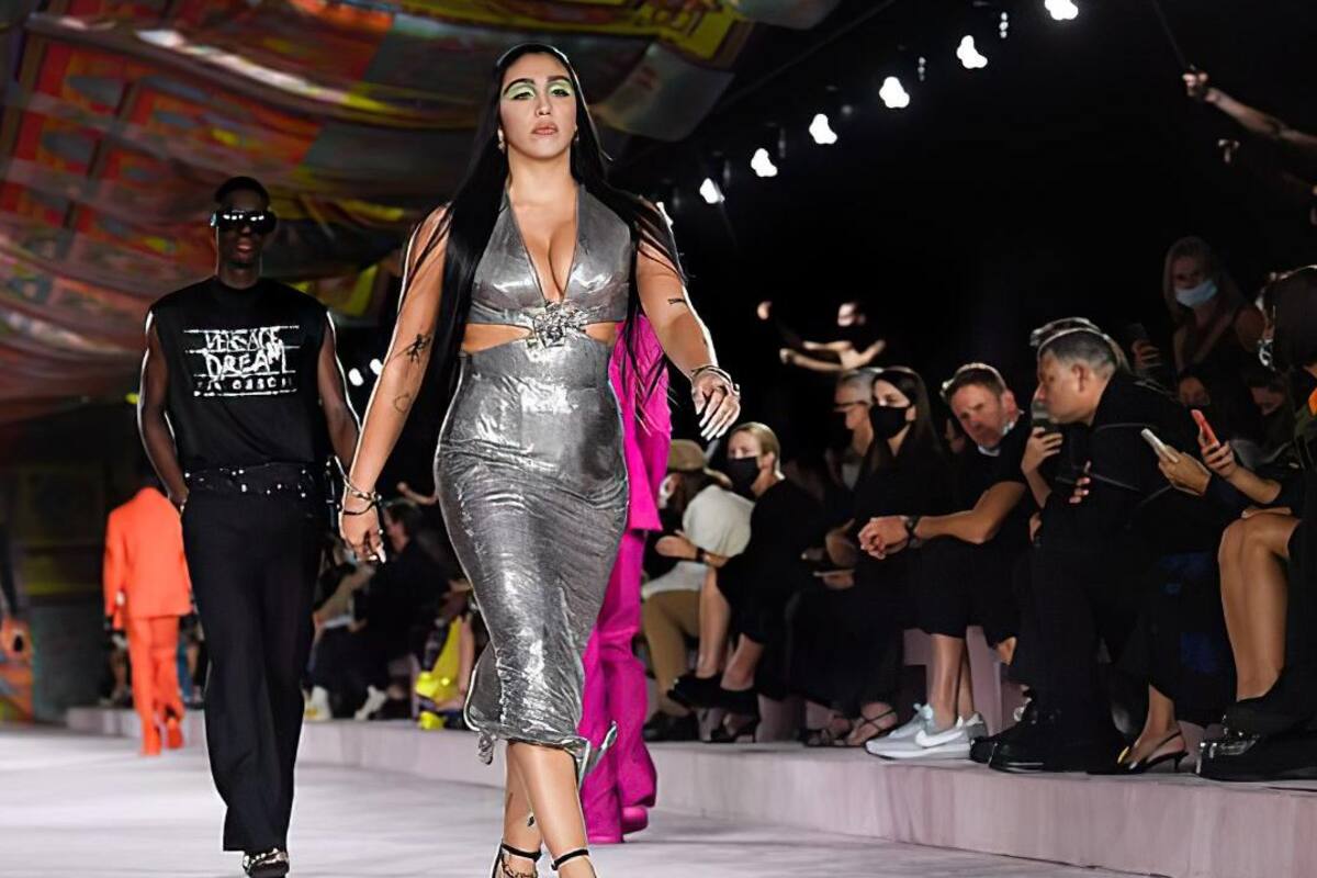 Lourdes Leon encabeza pasarela para Versace en la Semana de la Moda en Milán, Italia