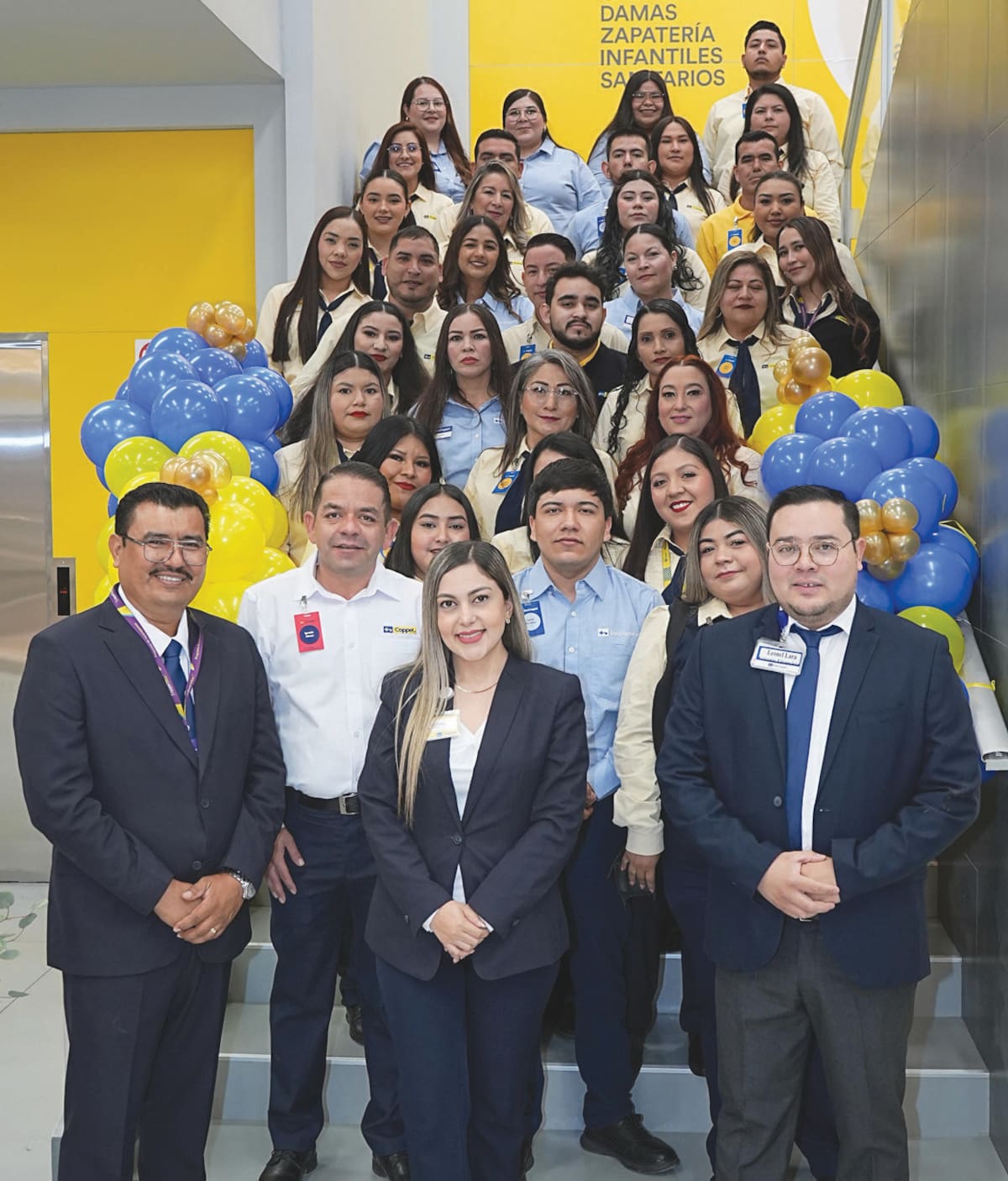 Empleados y gerentes de la tienda Coppel se tomaron la foto en el día
inaugural.