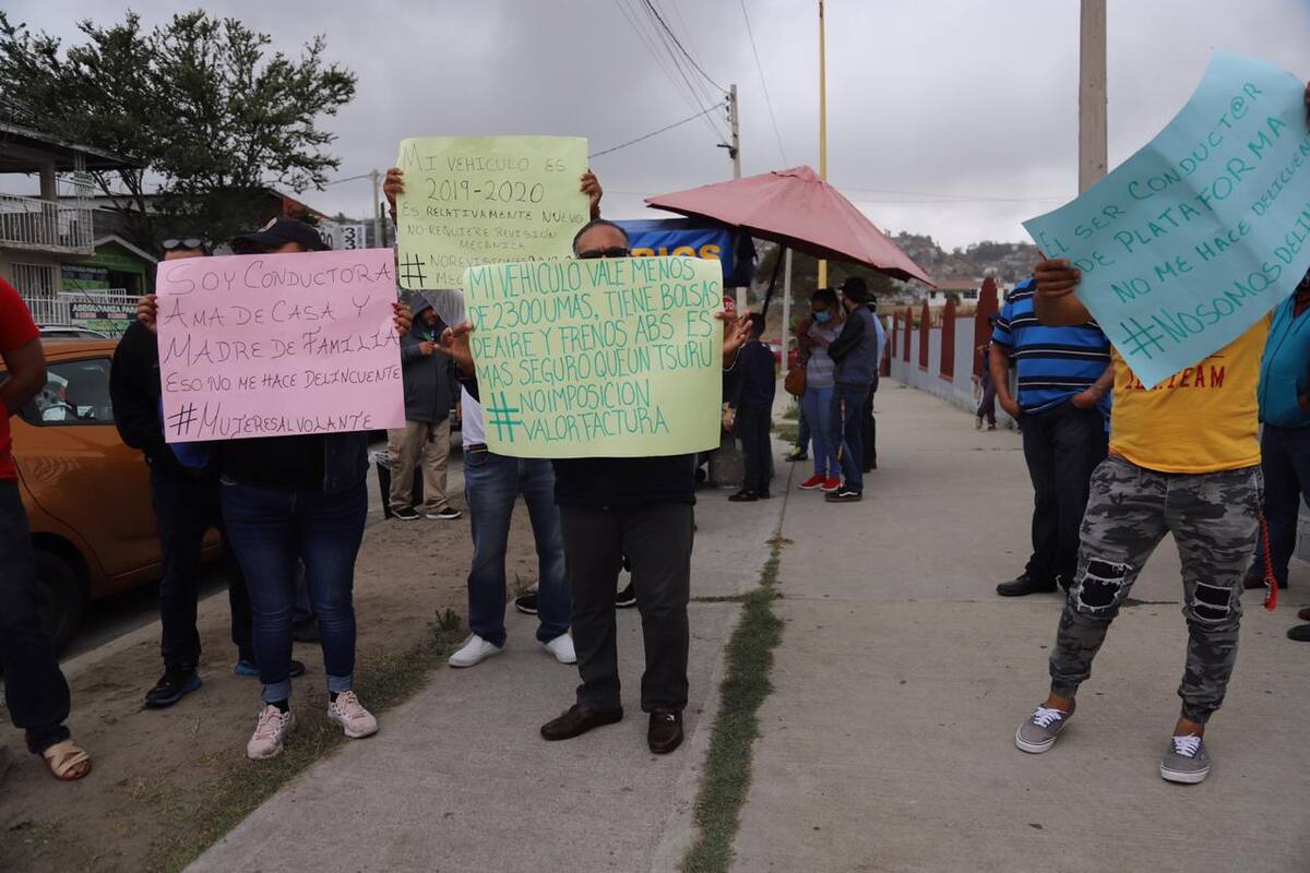 Cierran conductores de Uber oficinas de Recaudación de Rentas
