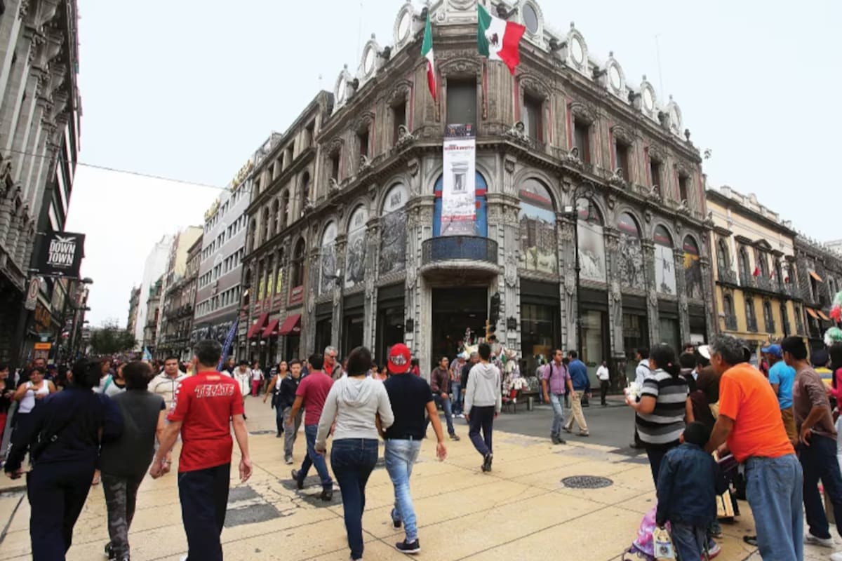 El Centro Histórico de la CDMX se hunde cerca de 40 centímetros al año mientras la extracción de agua subterránea comprime las arcillas bajo sus calles y edificios, un deterioro que la UNAM advierte que será muy difícil revertir