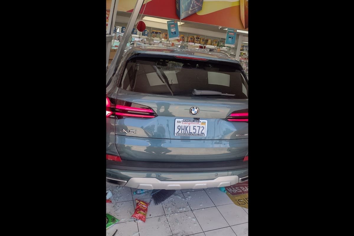 Adulta mayor se mete con todo y su BMW a farmacia