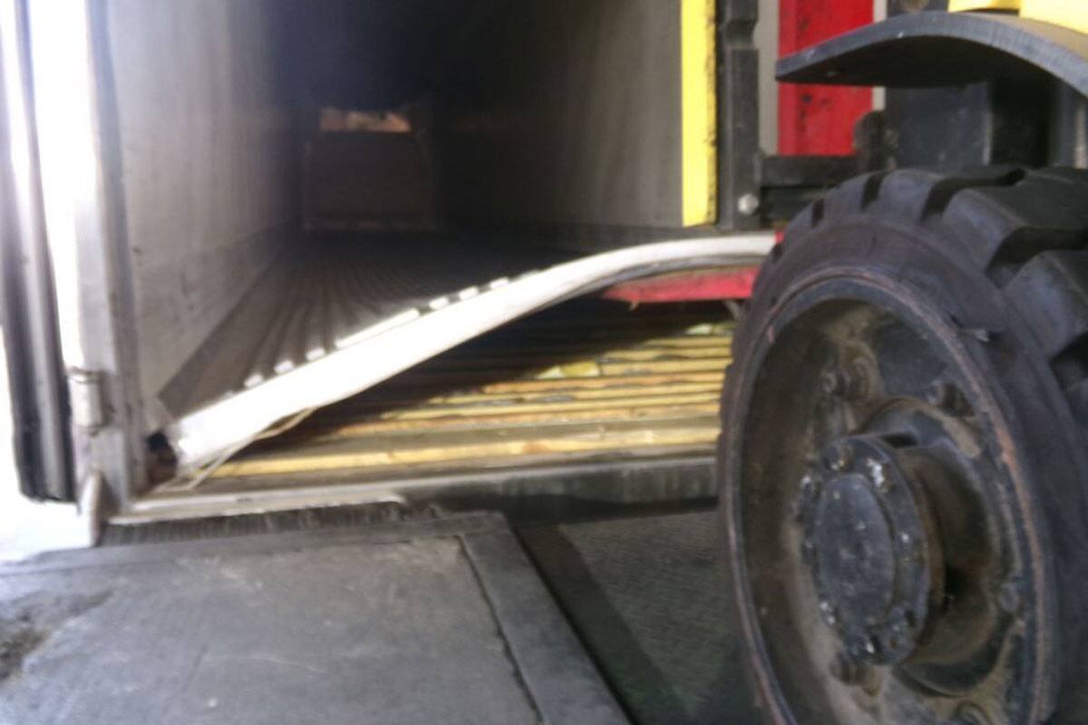 CBP decomisa en Otay Mesa más de 2 mil libras de droga ocultas en tractocamión