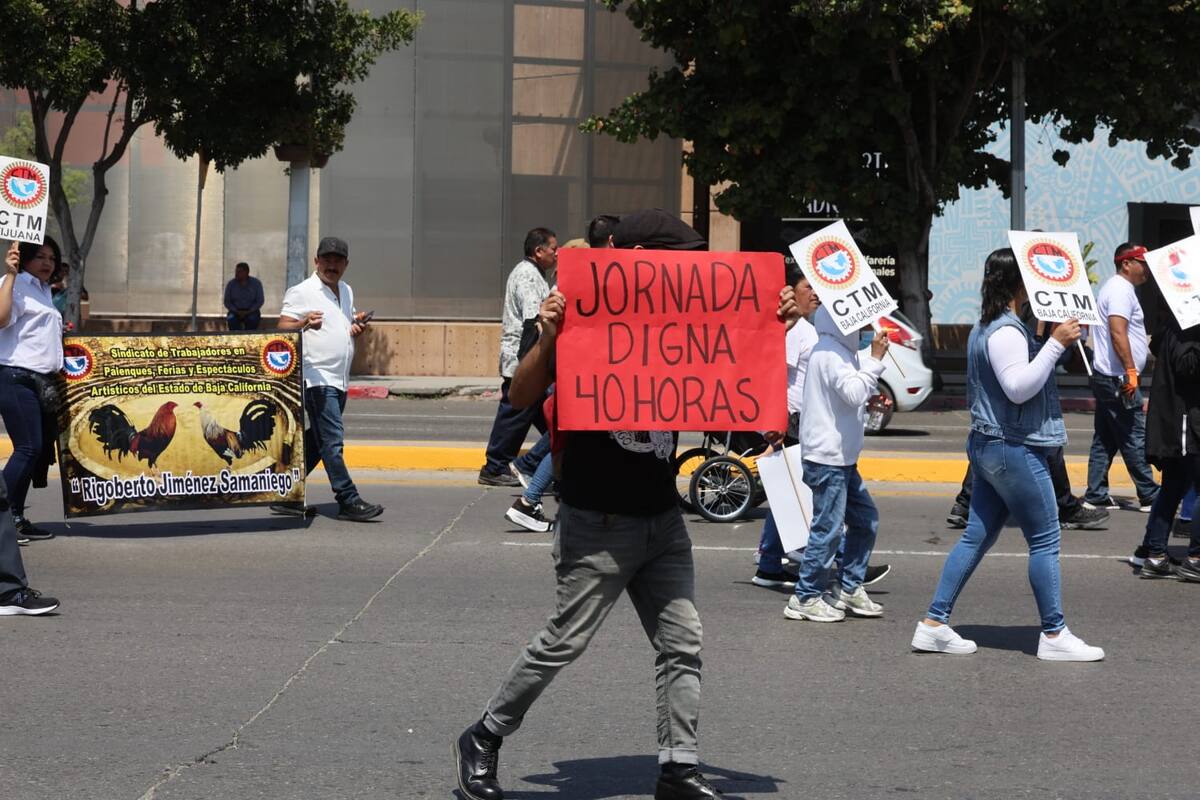 Muchos de los trabajadores portaban pancartas con diversos mensajes.