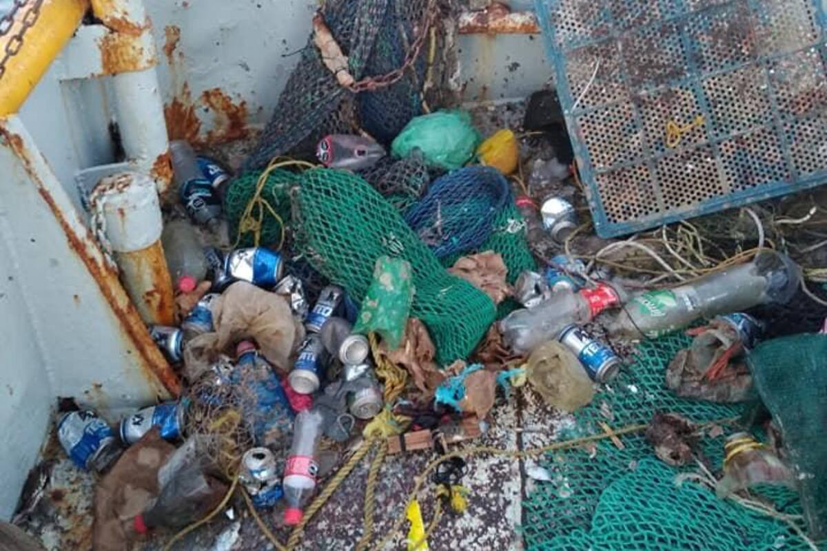 "Pesca más basura que camarón"; Pescador ayuda al medio ambiente sacando la basura del mar