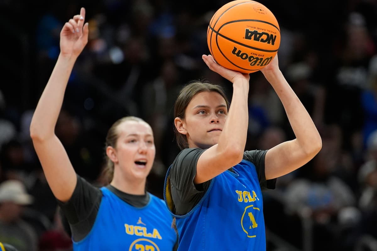Gabriela Jáquez, de UCLA, practica un disparo el sábado 4 de abril de 2026 en Phoenix (AP Foto/John Locher)