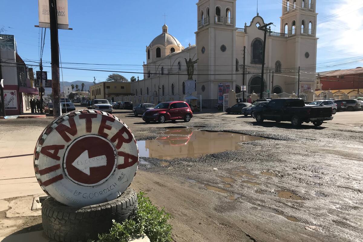 Hacen llanteras su agosto con baches en Ensenada