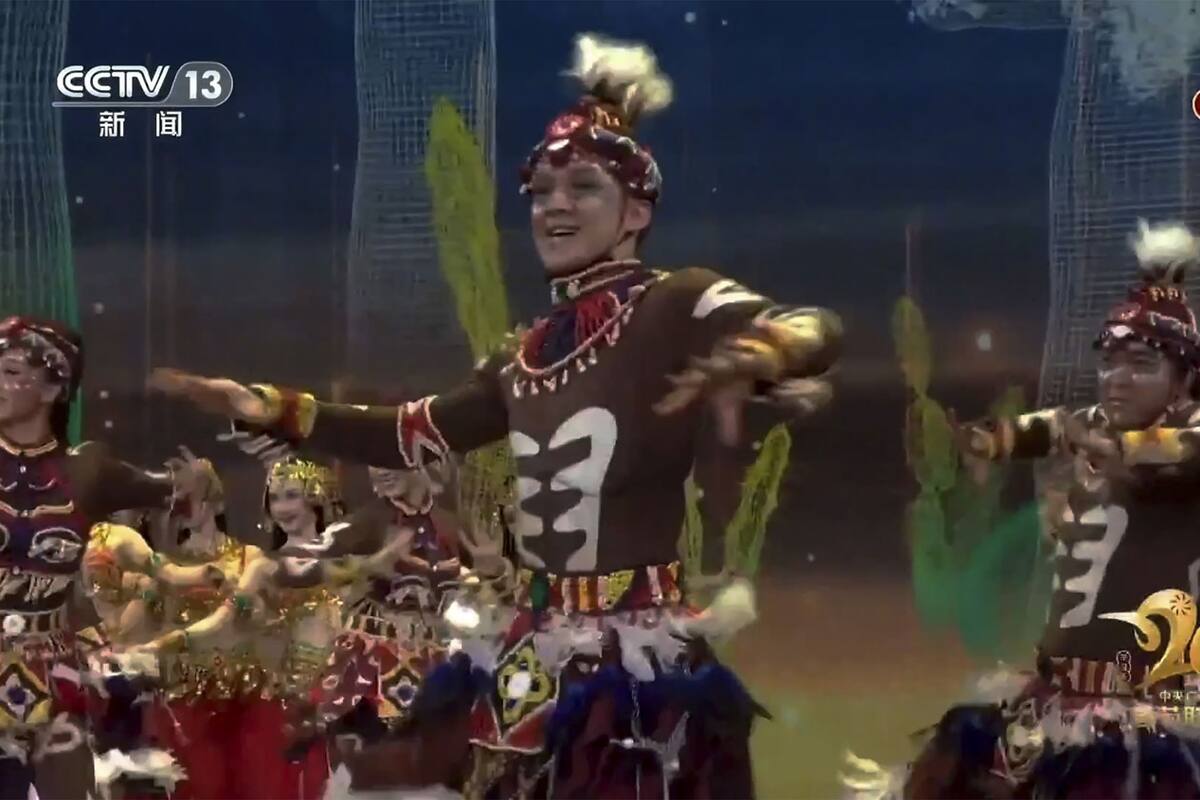 Incluye gala de TV china artistas con cara pintada de negro
