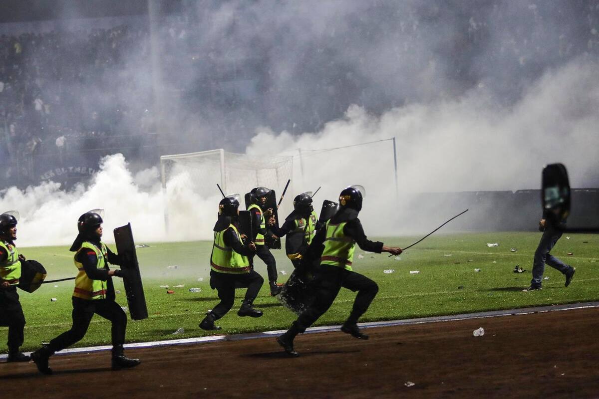 Indonesia: ¿Cuántos muertos van tras la pelea campal ocurrida en un partido de futbol?
