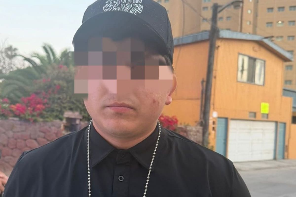 Cae falso custodio penitenciario en Rosarito tras ser sorprendido bebiendo en la calle